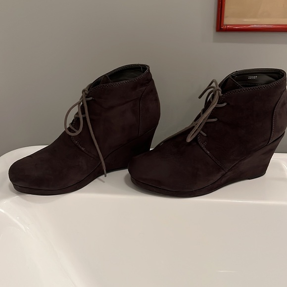 Journee Collection grey suede booties size 8.5 - Picture 3 of 8